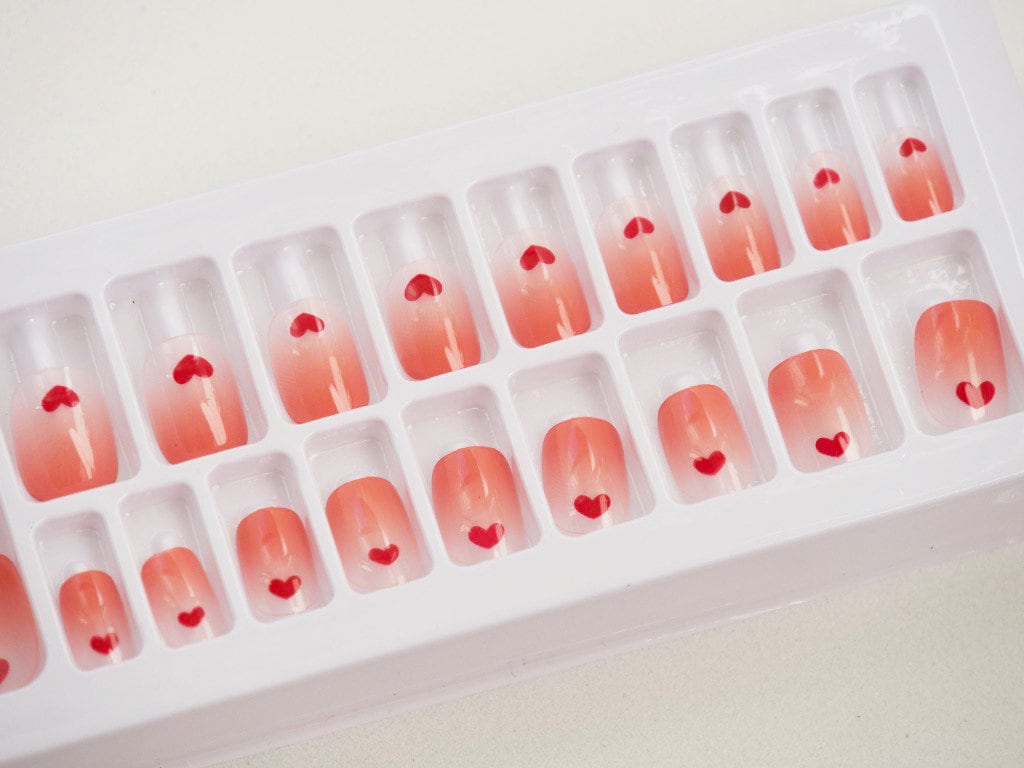 24 pcs Short round pinky Press on Nails/ Ombre Heart Kawai False Fake Nails Tips Manicure nail Manicure Ready to Wear Healthy nail art