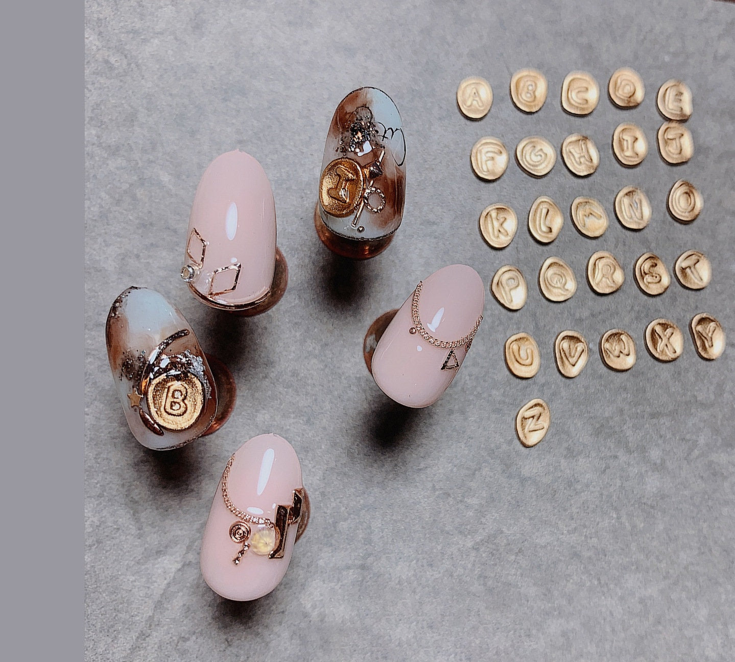 2pcs Letter for Nail Art/ Sealing Wax Style Vintage A-Z English Letters Antique Gold 3D Metallic nail studs