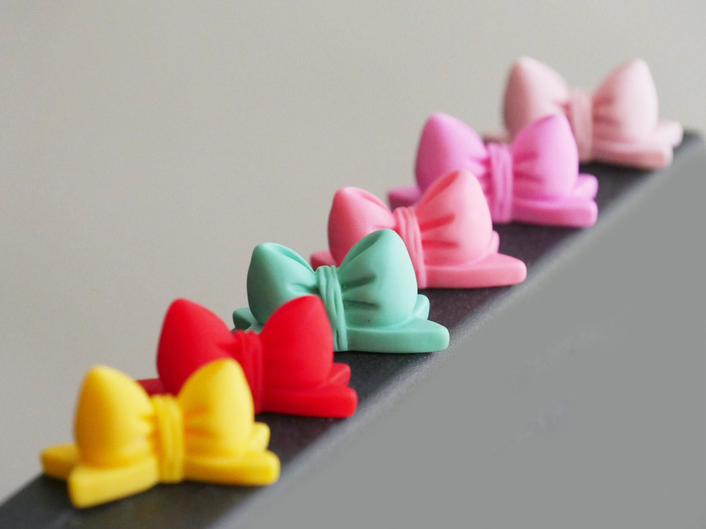 Bow tie Shaped Brush Pen holder/ Kawaii make up pens carrier holders/ nail brush support Stand Rack