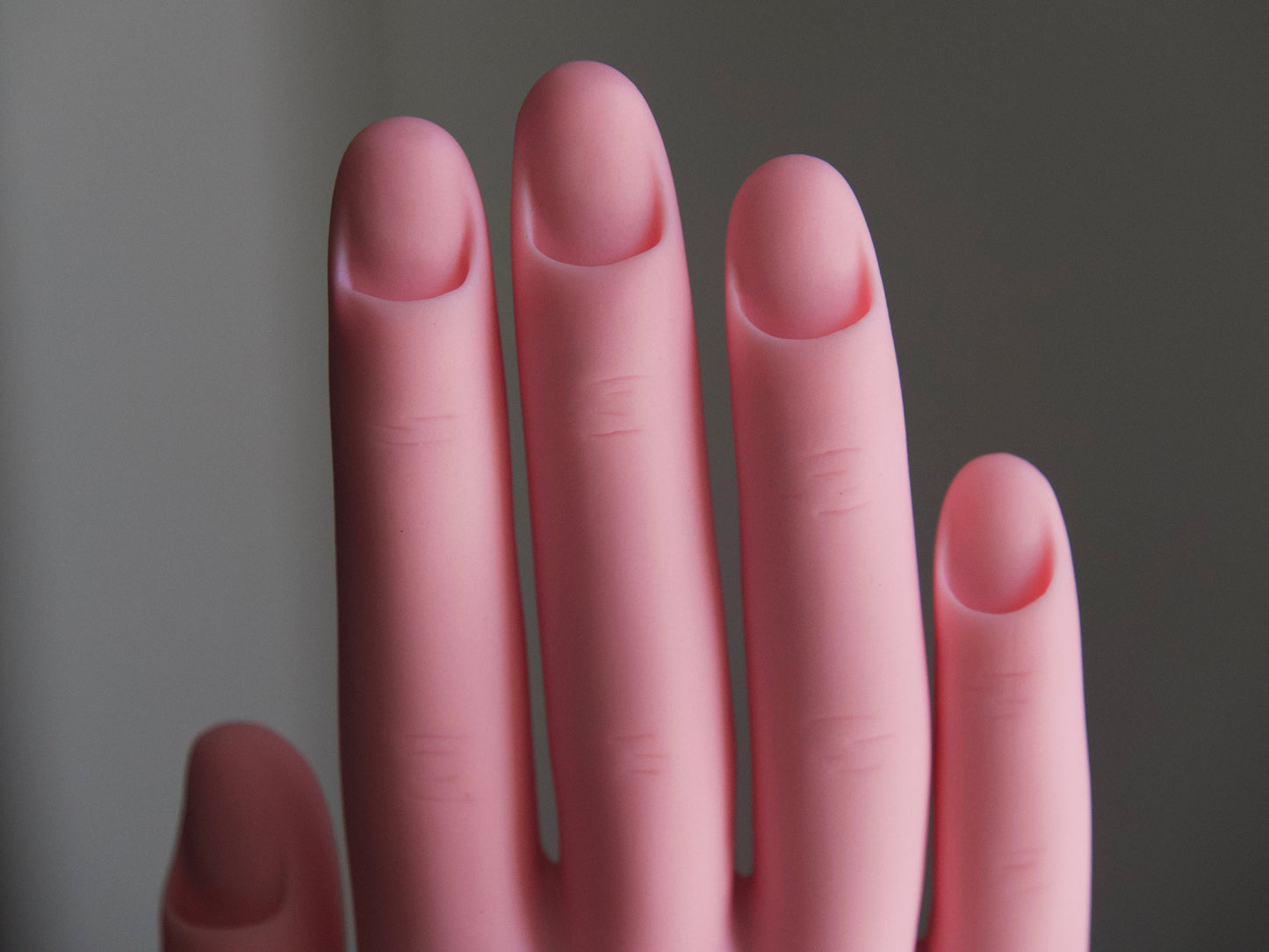 Nail Art Student Practice Hand/ False Nail Stand Holder/ Nail Art Training Flexible Movable Fake Soft hand Manicure Practice Tool Right Hand