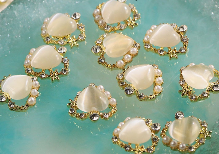 5 pcs 3D Heart Shaped Cat Eye Stone Decal/ Gold Hollow out nail decoration