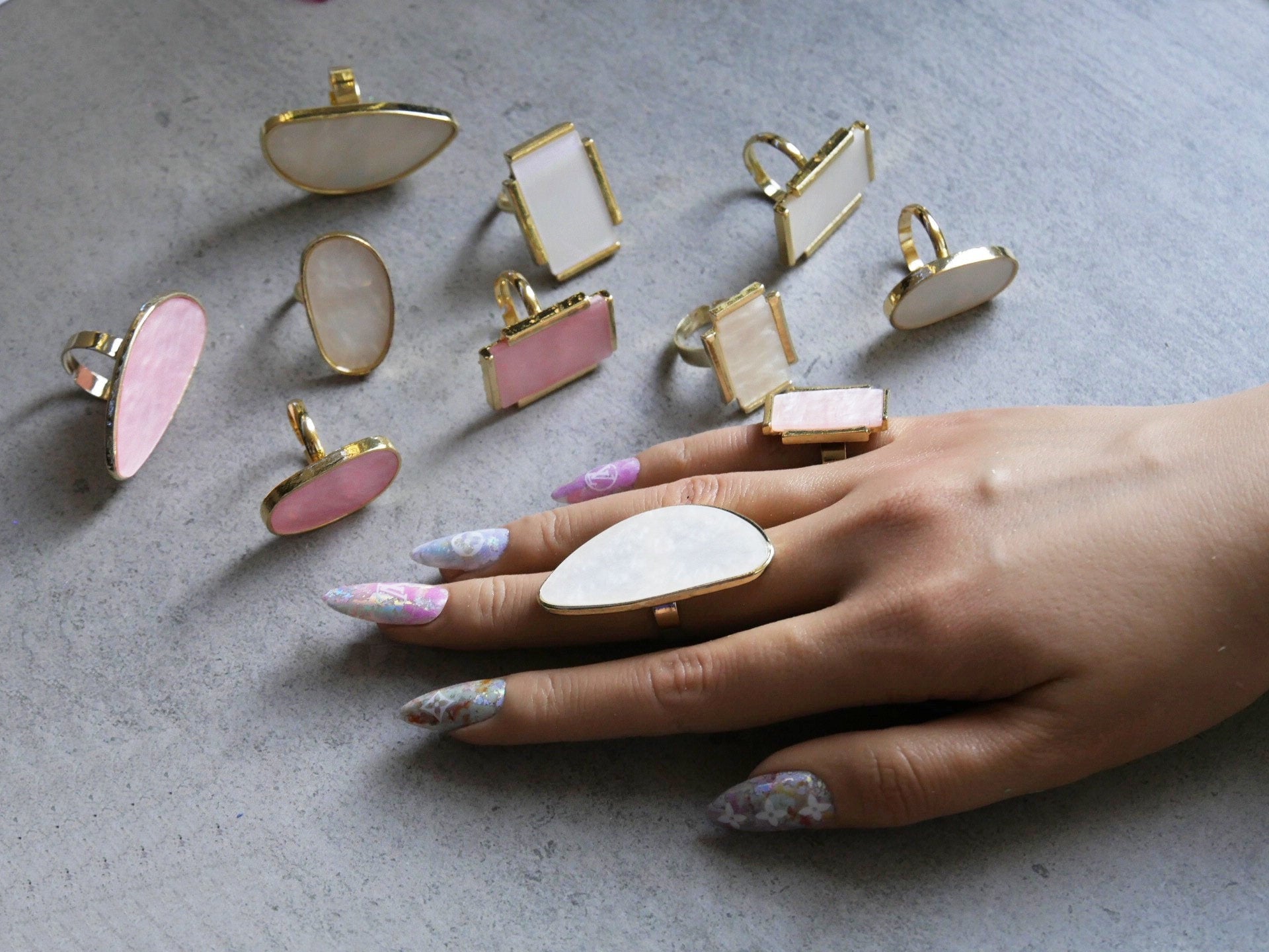 Pinctada Painting Palette Ring/ Golden Edged Mini Finger Dishes Color Mixing UV Gel Polish Paint Tool/ Shell Nail Detailing Design Tool