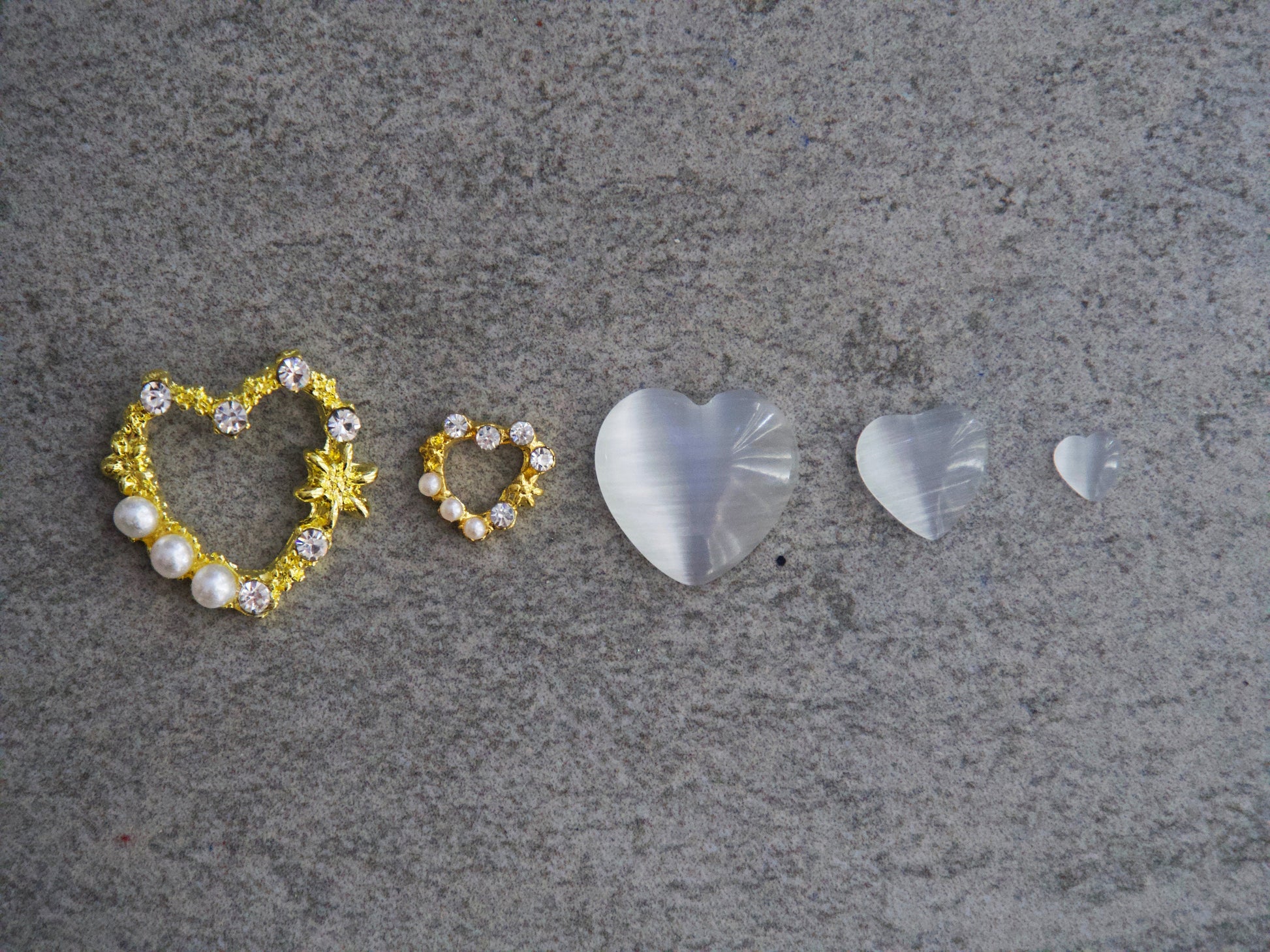 5 pcs 3D Heart Shaped Cat Eye Stone Decal/ Gold Hollow out nail decoration
