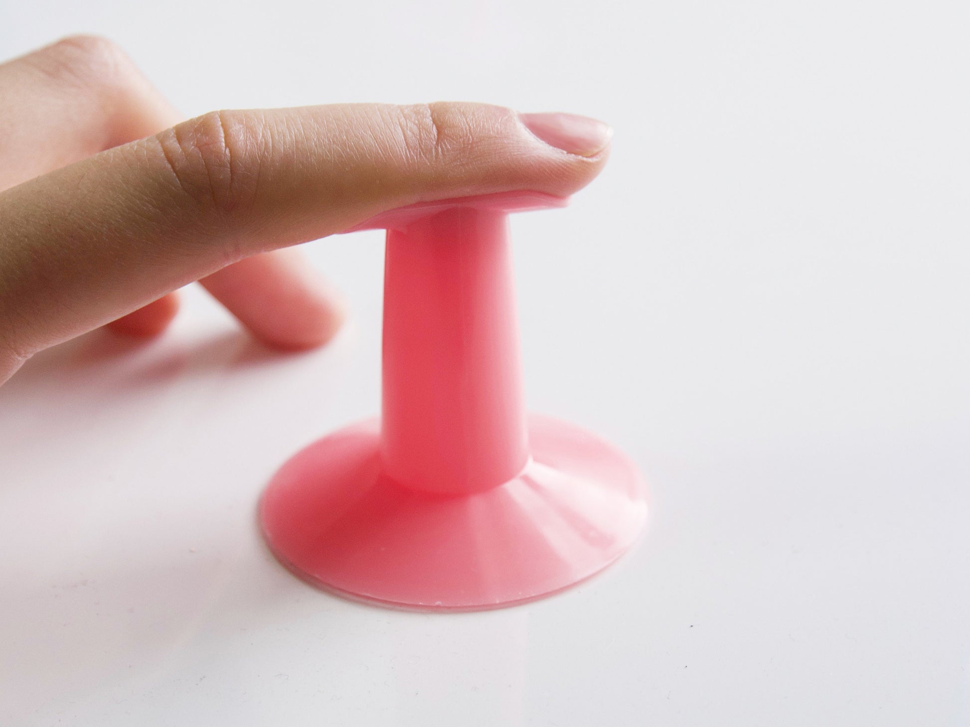 2pcs Plastic Finger Stand Support Stabilized Holder/ Fingers Rest Holder for Nail Art Design Nail Technician Painting tool Nail polish