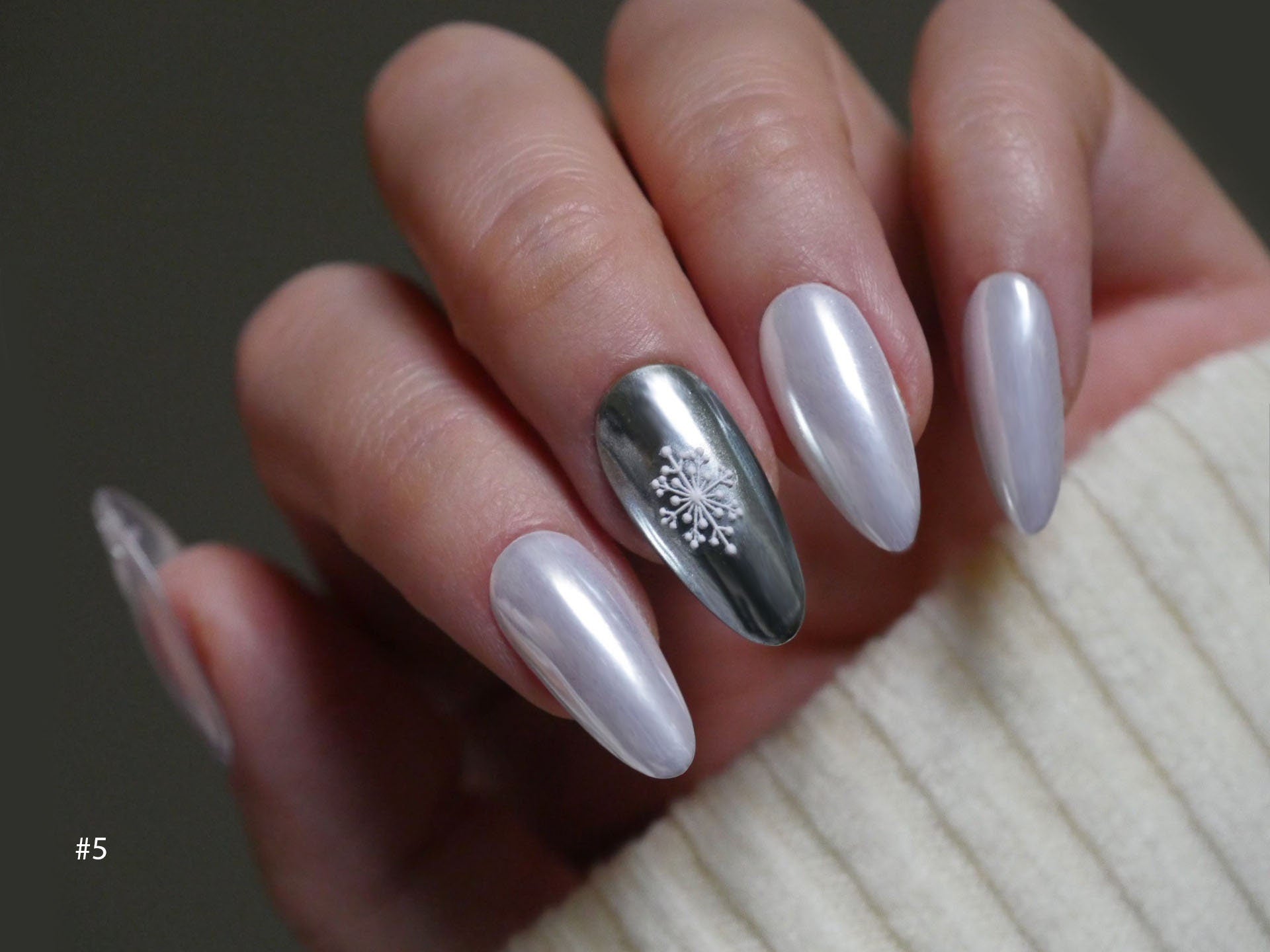 White Pearlescent Glow Chrome Nail Powder Mirror Effect/ Glazed Donut Nails Moonlight Effect Pigment Powder for Nail art