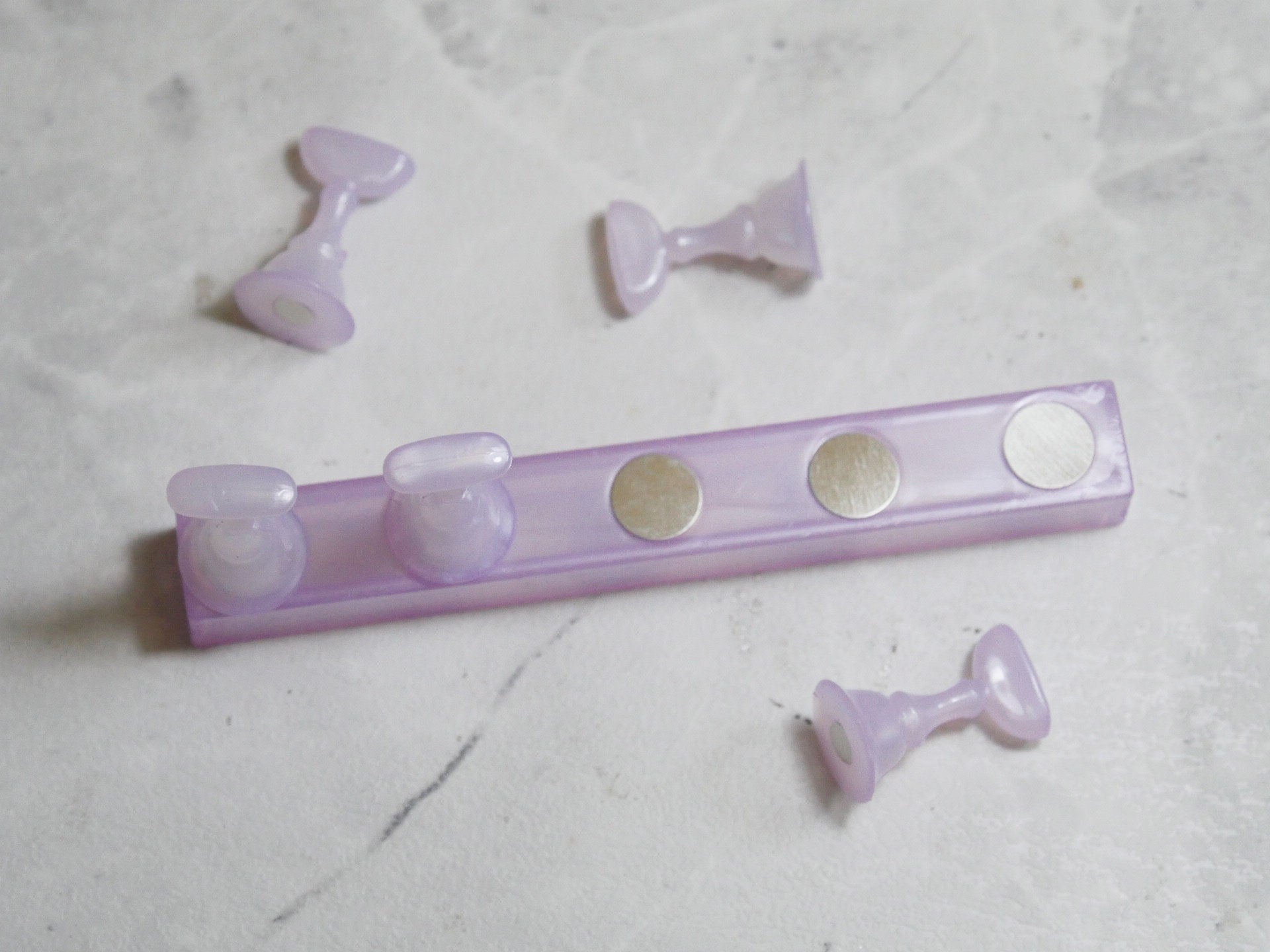 5pcs Pearlescent False Nail Display Stand Holder Set/ Magnetic Nail Art Practice Holder/ Jelly Color Press on Nail Shelf Manicure DIY Tools