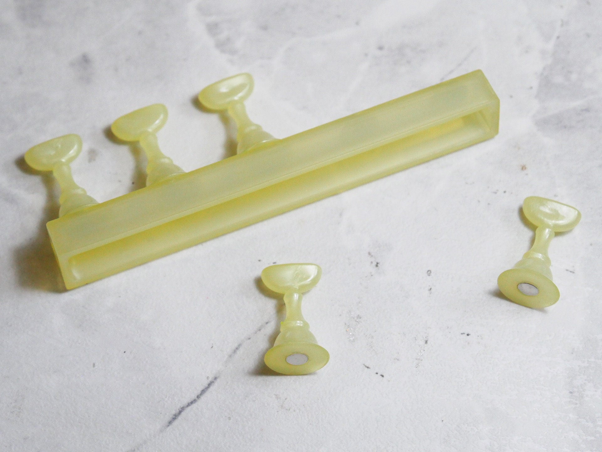 5pcs Pearlescent False Nail Display Stand Holder Set/ Magnetic Nail Art Practice Holder/ Jelly Color Press on Nail Shelf Manicure DIY Tools
